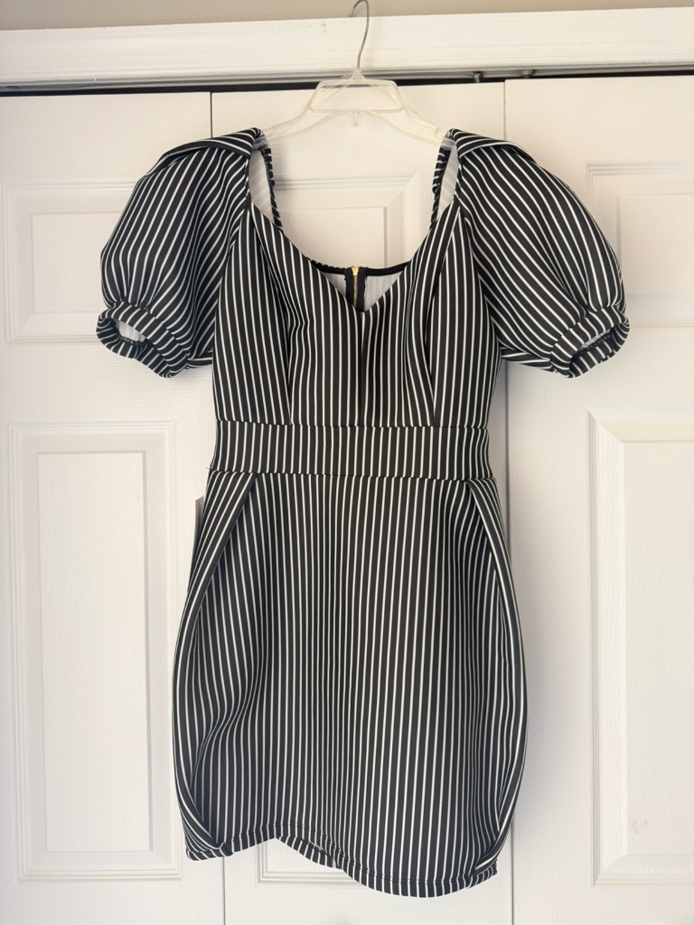🍸🍹🍷✨dELiA*s Black and White Striped Puff-Sleeve Mini Dress 🍸🍹🍷 ✨